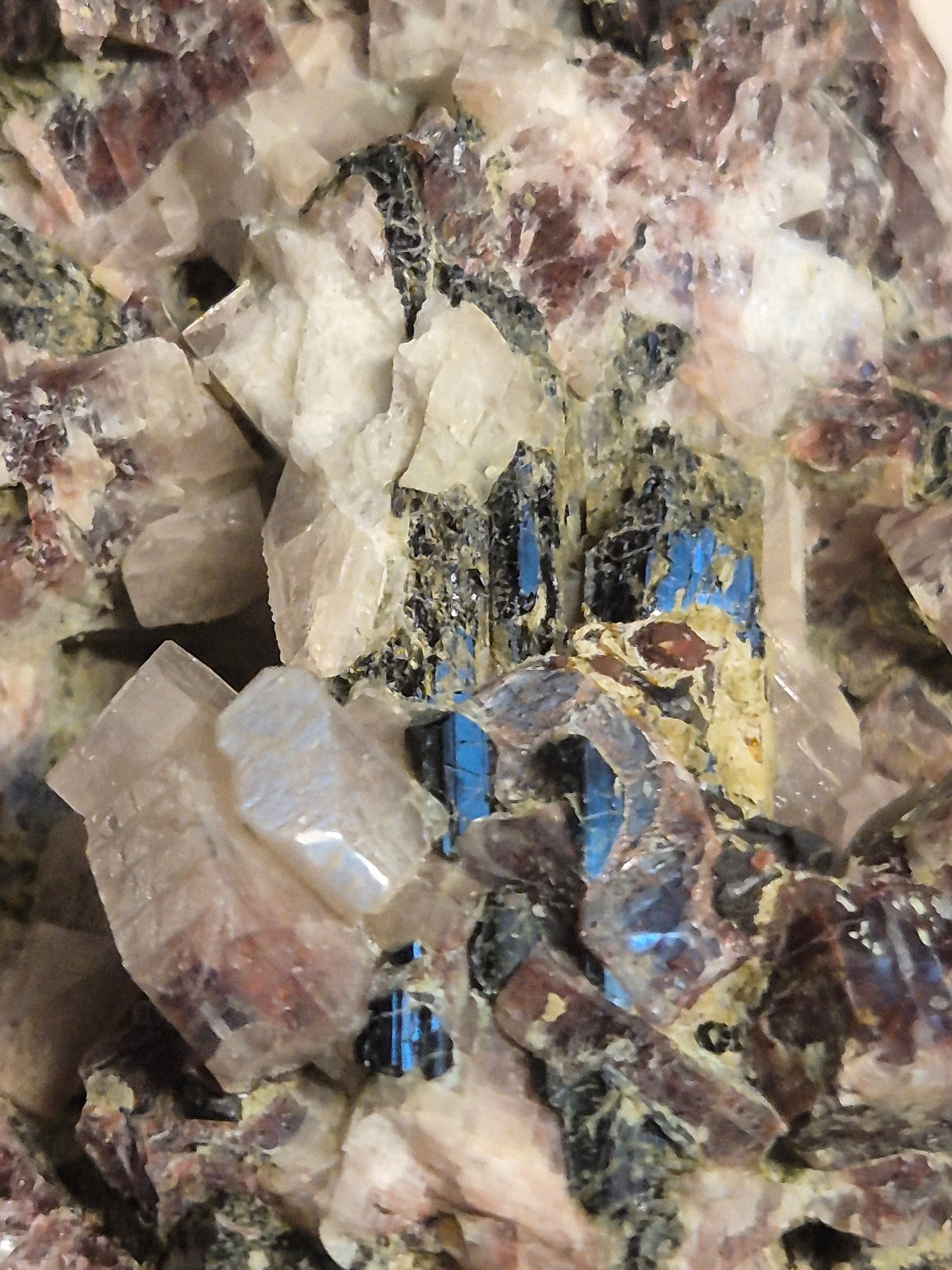 Mondstein Kristalle auf Matrix mit grünem Turmalin, Oligoklas Edelsteinqualität, Museum