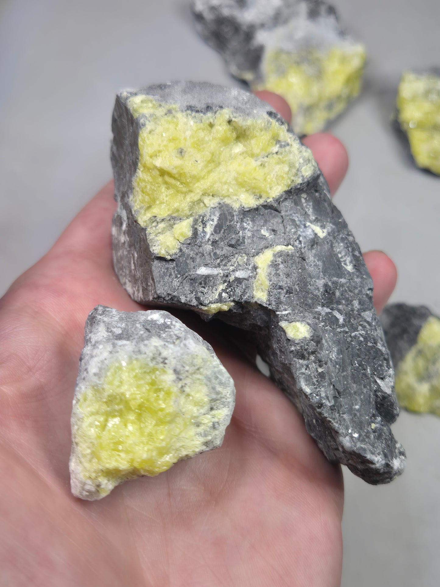 Exklusive Schwefel-Stufen – Gediegenes Element in Anhydrit-Basalt-Matrix aus Österreich