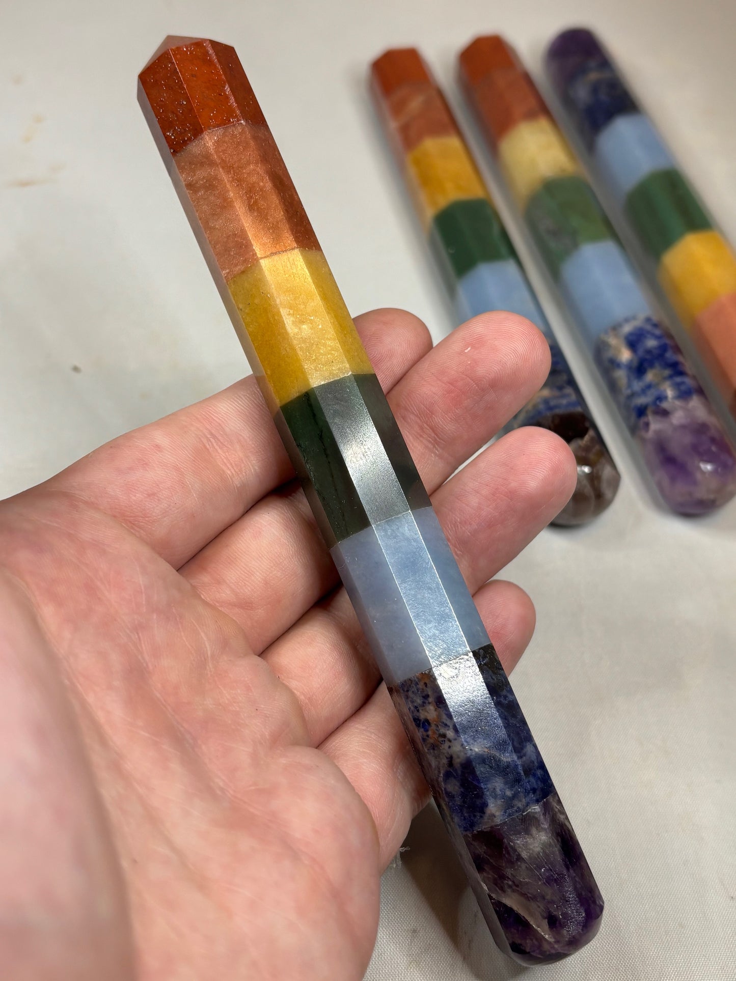 Massagestab 7 Chakra, 7 verschiedene Edelsteine (Amethyst, Sodalith, Angelit, grünem- gelben sowi pfirsichfarbenen Aventurin & roter Jaspis)