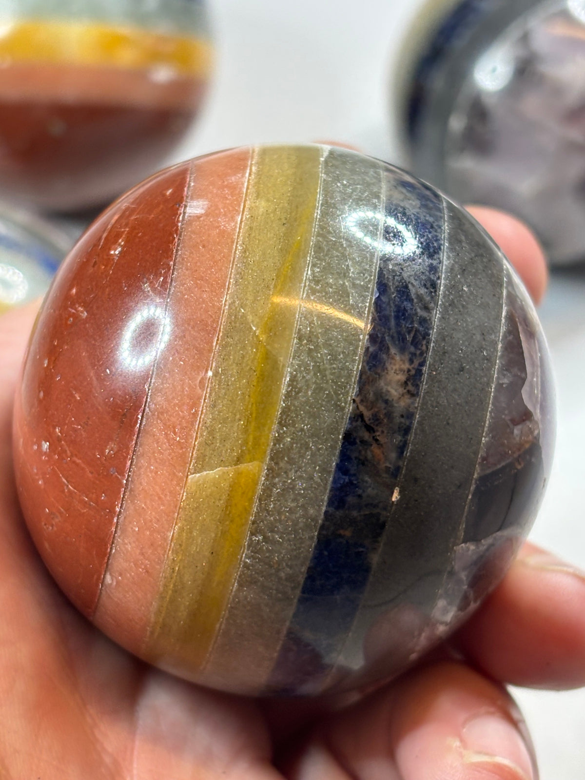 7 Chakra Kugel (Ø 5-6cm) aus geschichteten Natursteinen – Polierte Edelstein-Sphäre & Regenbogen-Edelsteinball