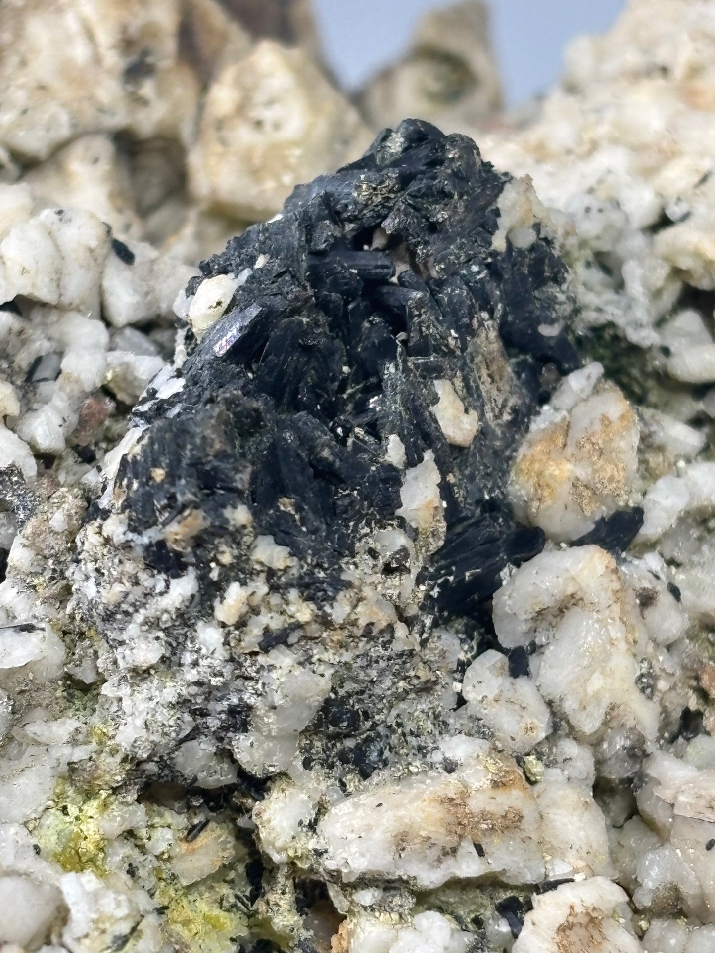 Aegirin Akmit auf Feldspat Kristallen, über 3000 Gramm XXL Museumsstück, Gartendeko