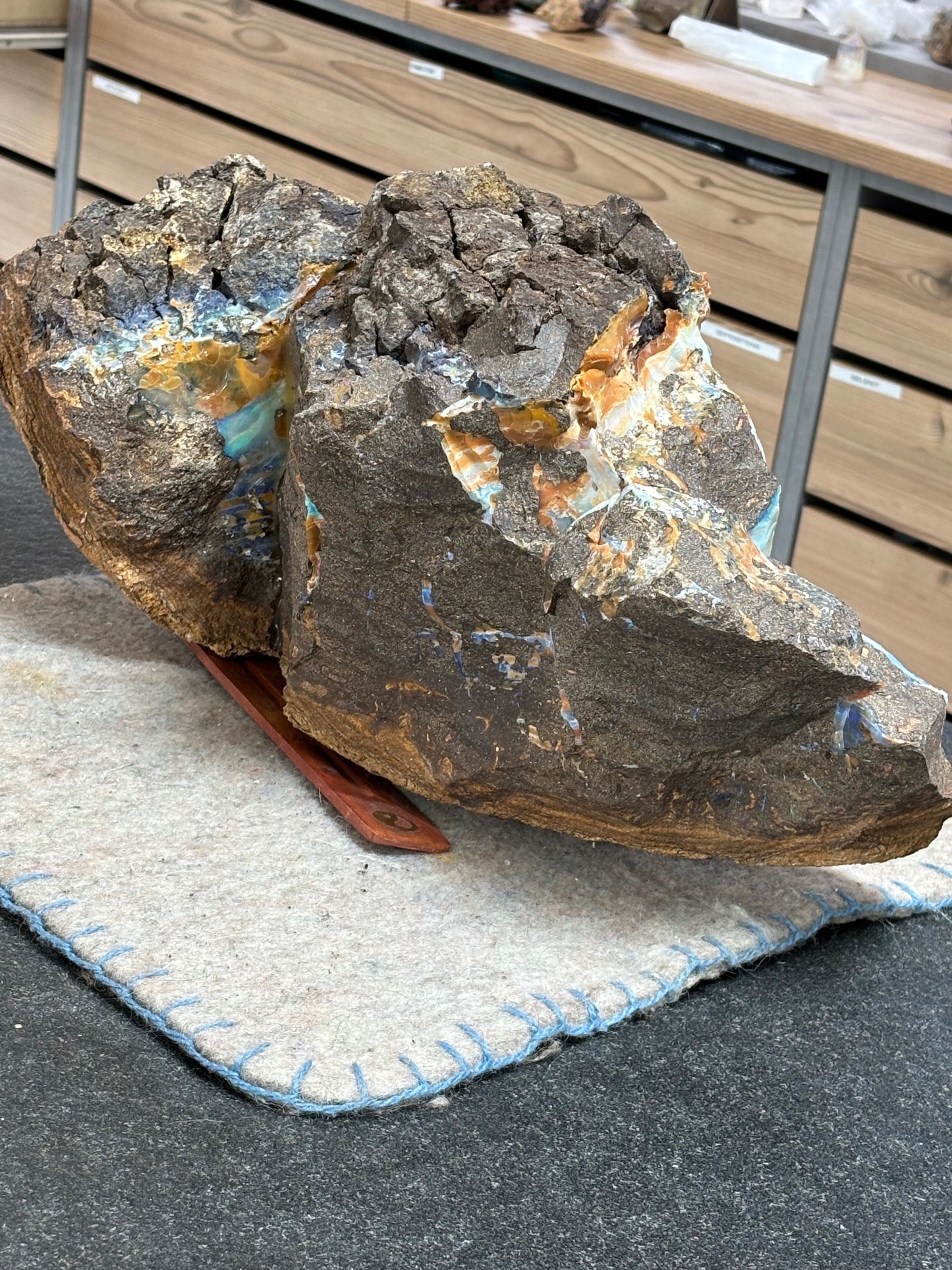 Boulder Opal XXL über 22,5Kg, in bester Qualität Museumsstück der vermutlich größte australische Edelopal im deutschsprachigen Raum