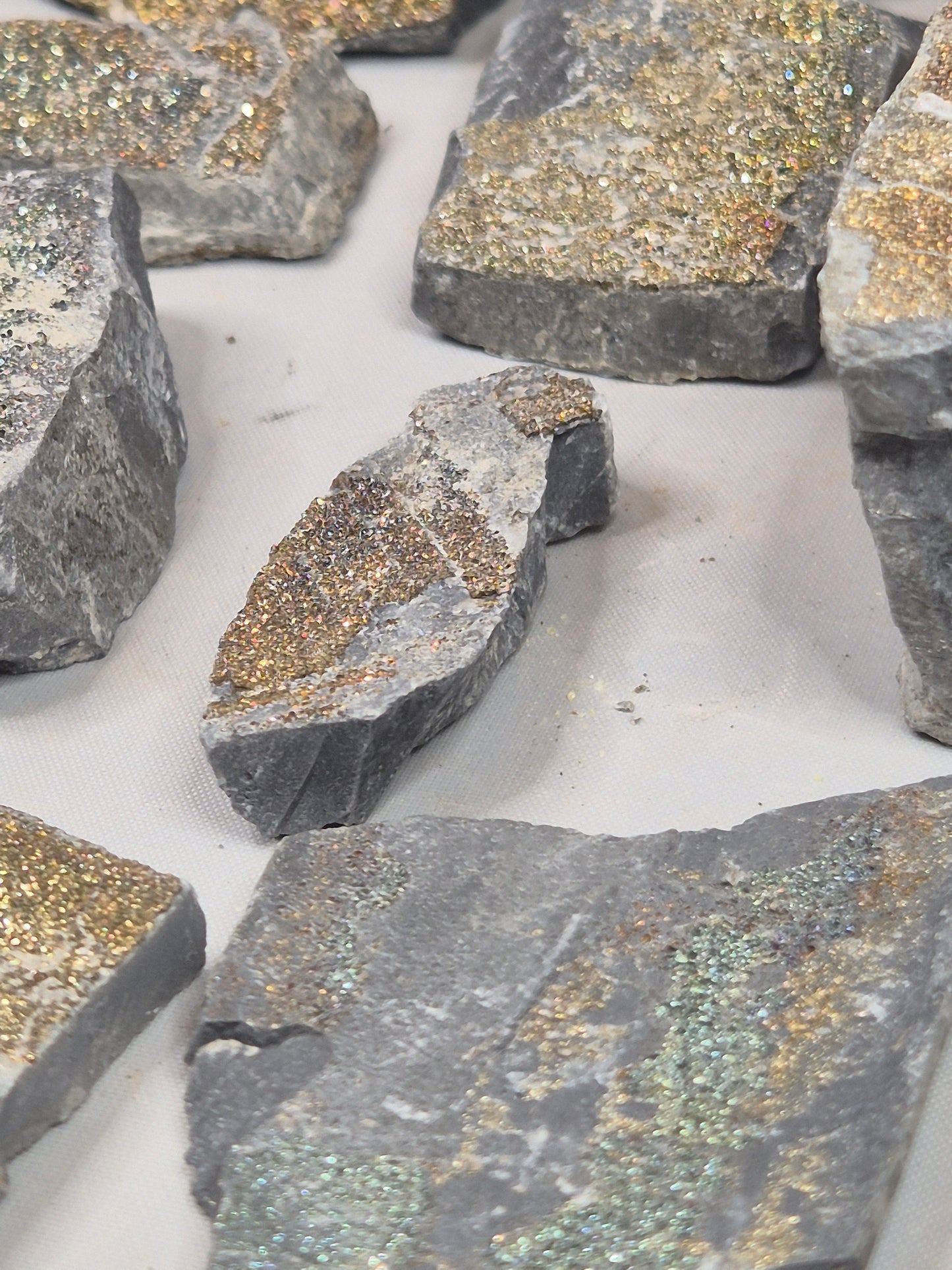 Buntpyrit Stufe naturbelassen – Irisierender Irispyrit aus Salzburg auf Schiefermatrix