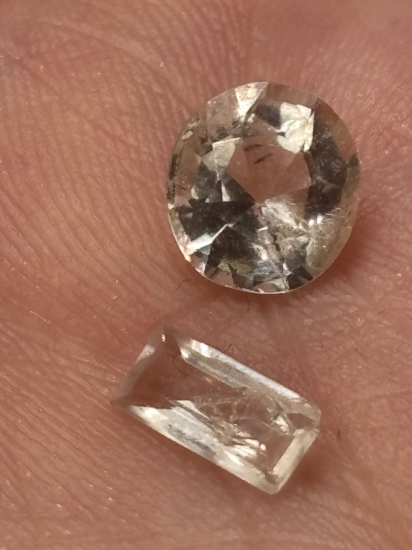 Forsterit facettiert, Kissenschliff oder Rundschliff, Rarität aus Burma (Myanmar) in Edelsteinqualität