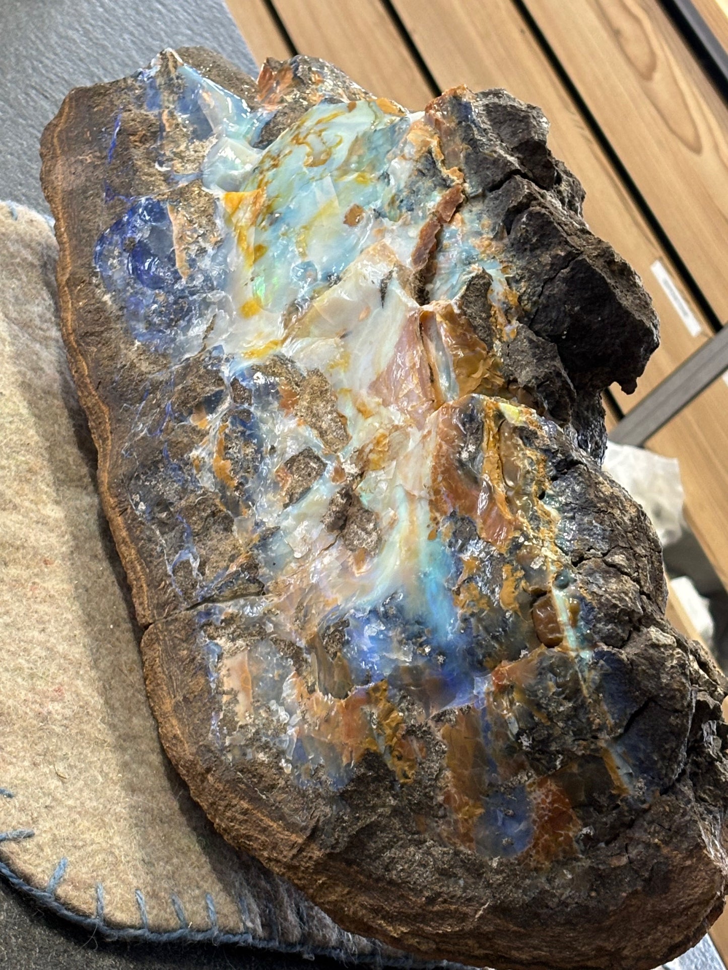 Boulder Opal XXL über 22,5Kg, in bester Qualität Museumsstück der vermutlich größte australische Edelopal im deutschsprachigen Raum