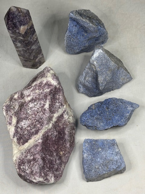 Dumortierit oder Lepidolit Rohsteine in bester Qualität,  violetter Glimmer mit Quarz & Rauchquarz