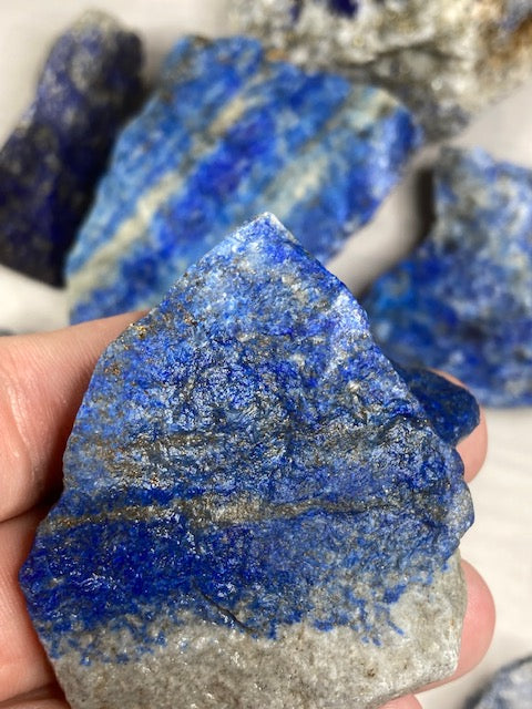 Naturbelassene Lapislazuli-Rohsteine – Tiefblaues Königsgestein aus der Sar-e-Sang-Mine