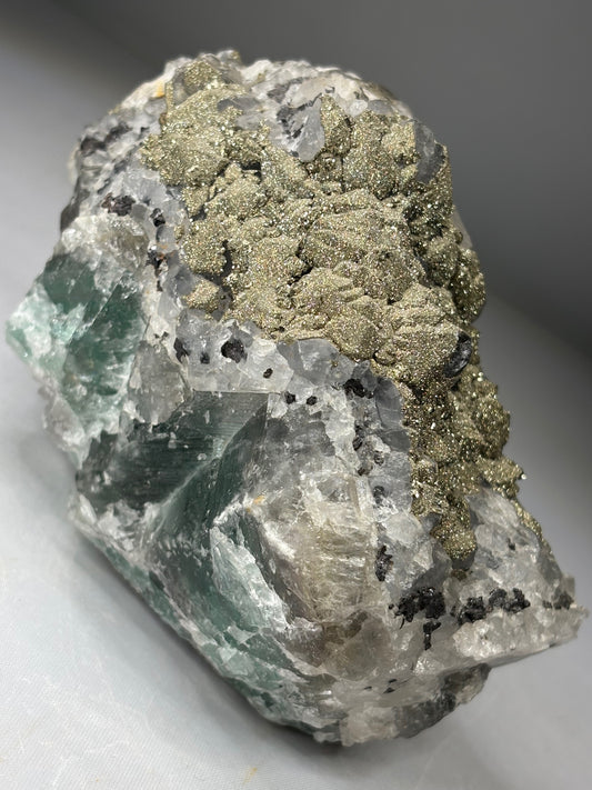 Fluorit grün blau (UV Aktiv) mit Baryt Kristallen + Pyrit überzogen, Marokko Regenbogenfluorit Baryt Pyrit Sonne