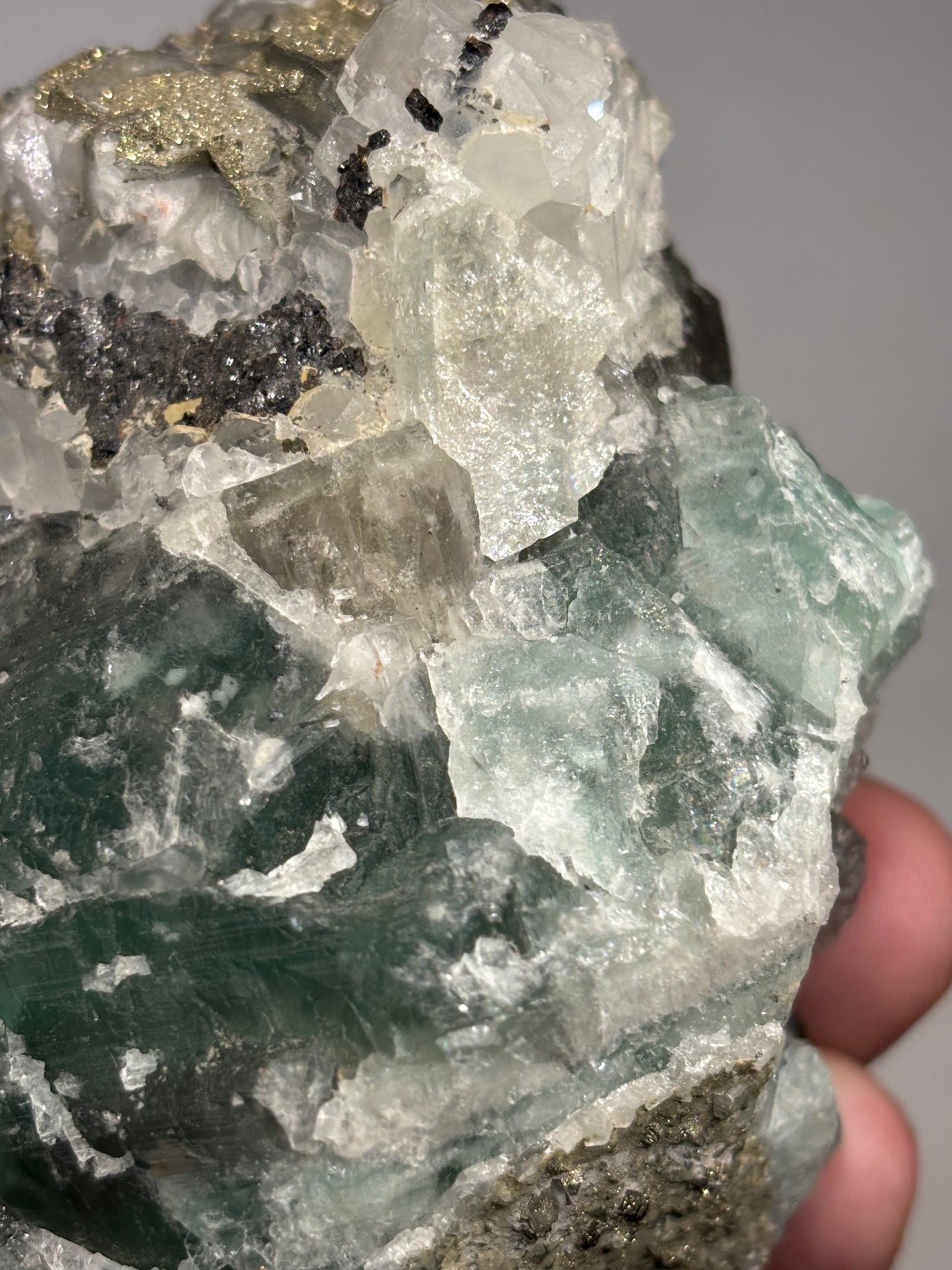 Fluorit grün blau (UV Aktiv) mit Baryt Kristallen + Pyrit überzogen, Marokko Regenbogenfluorit Baryt Pyrit Sonne