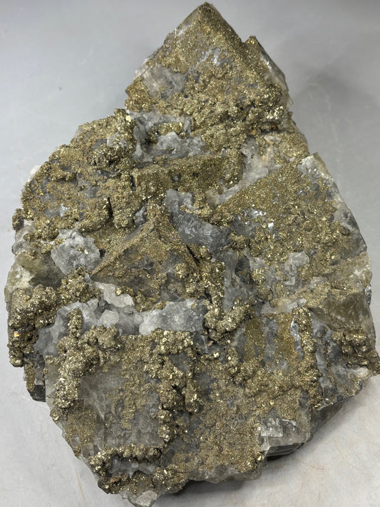 Fluorit gelb, grün & gelbgrün Kristalle (UV) XL, mit Pyrit & Baryit Kristallen, Quarz Chalcedon