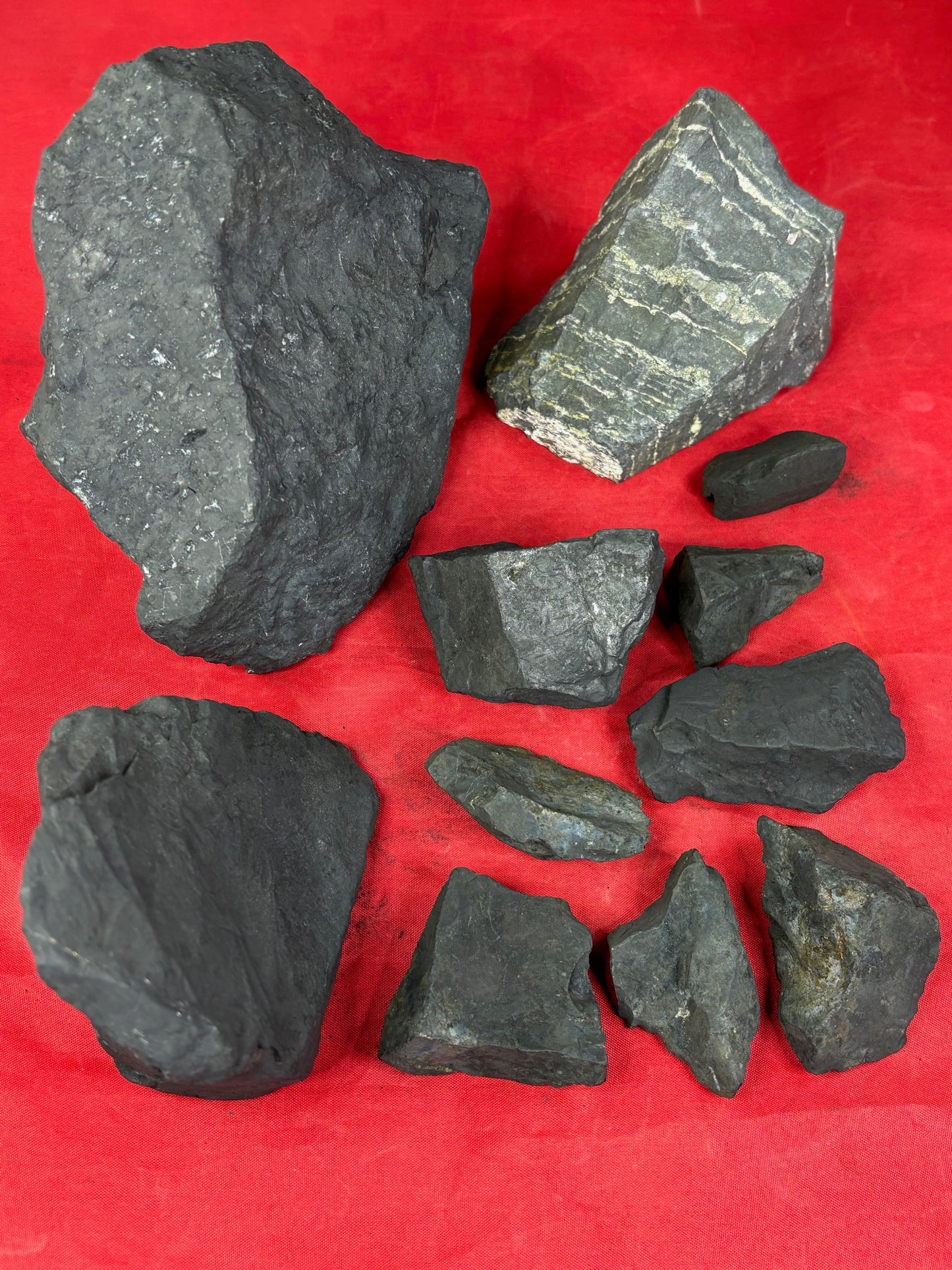 Schungit Rohsteine in bester Qualität, verschiedene Größen, Shunga Fluss, Karelien Russland