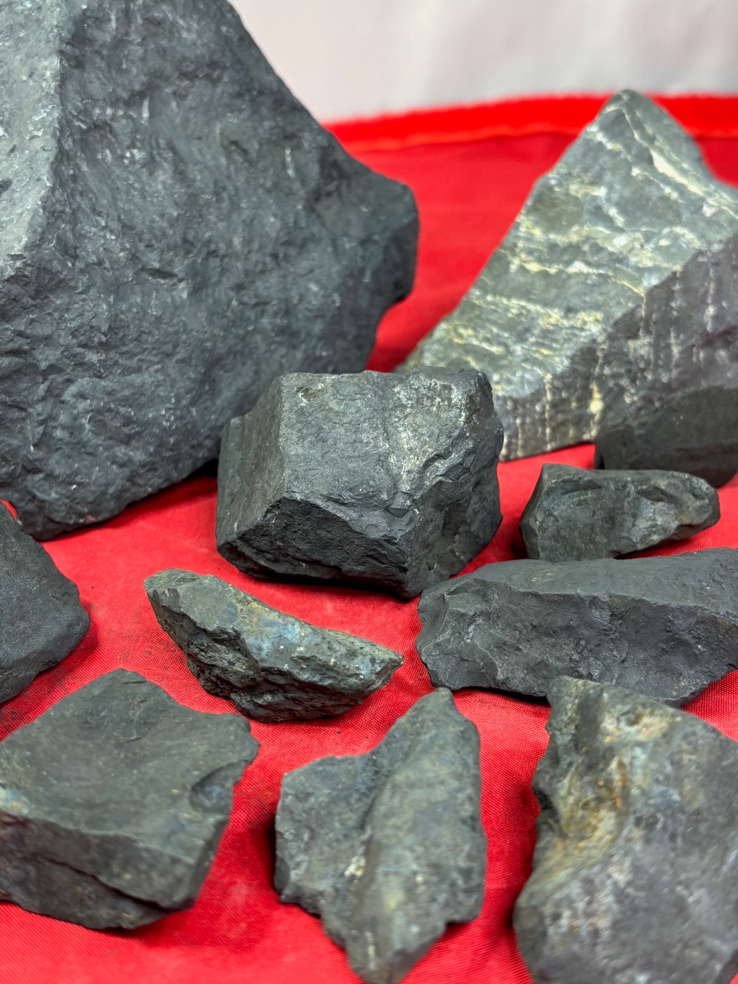 Schungit Rohsteine in bester Qualität, verschiedene Größen, Shunga Fluss, Karelien Russland