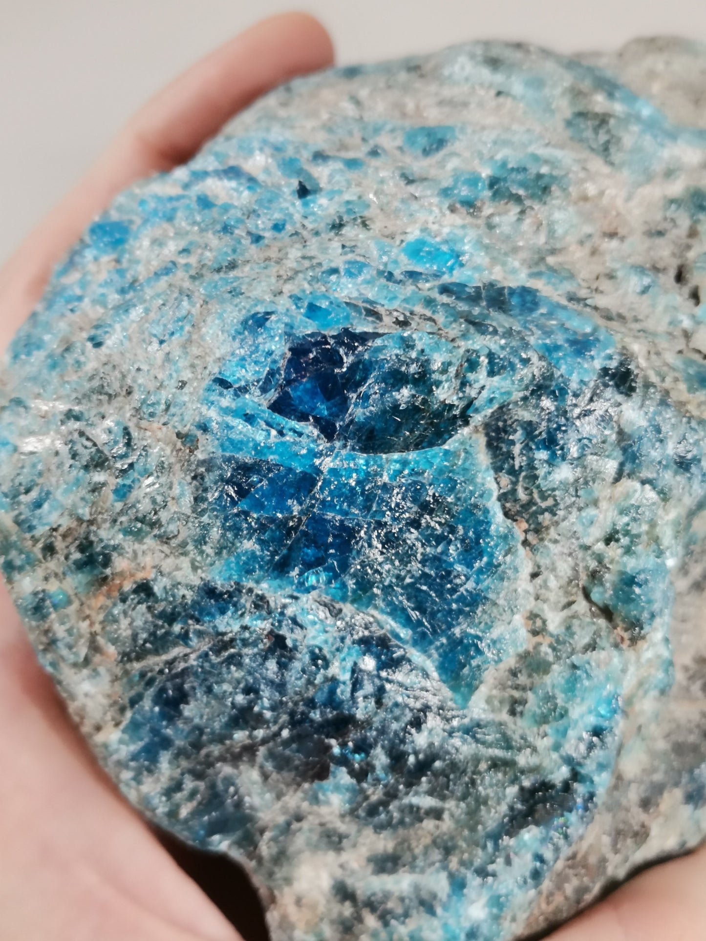 Blauer Apatit Rohsteine in Top-Qualität – Intensiv farbene Naturstücke aus Madagaskar