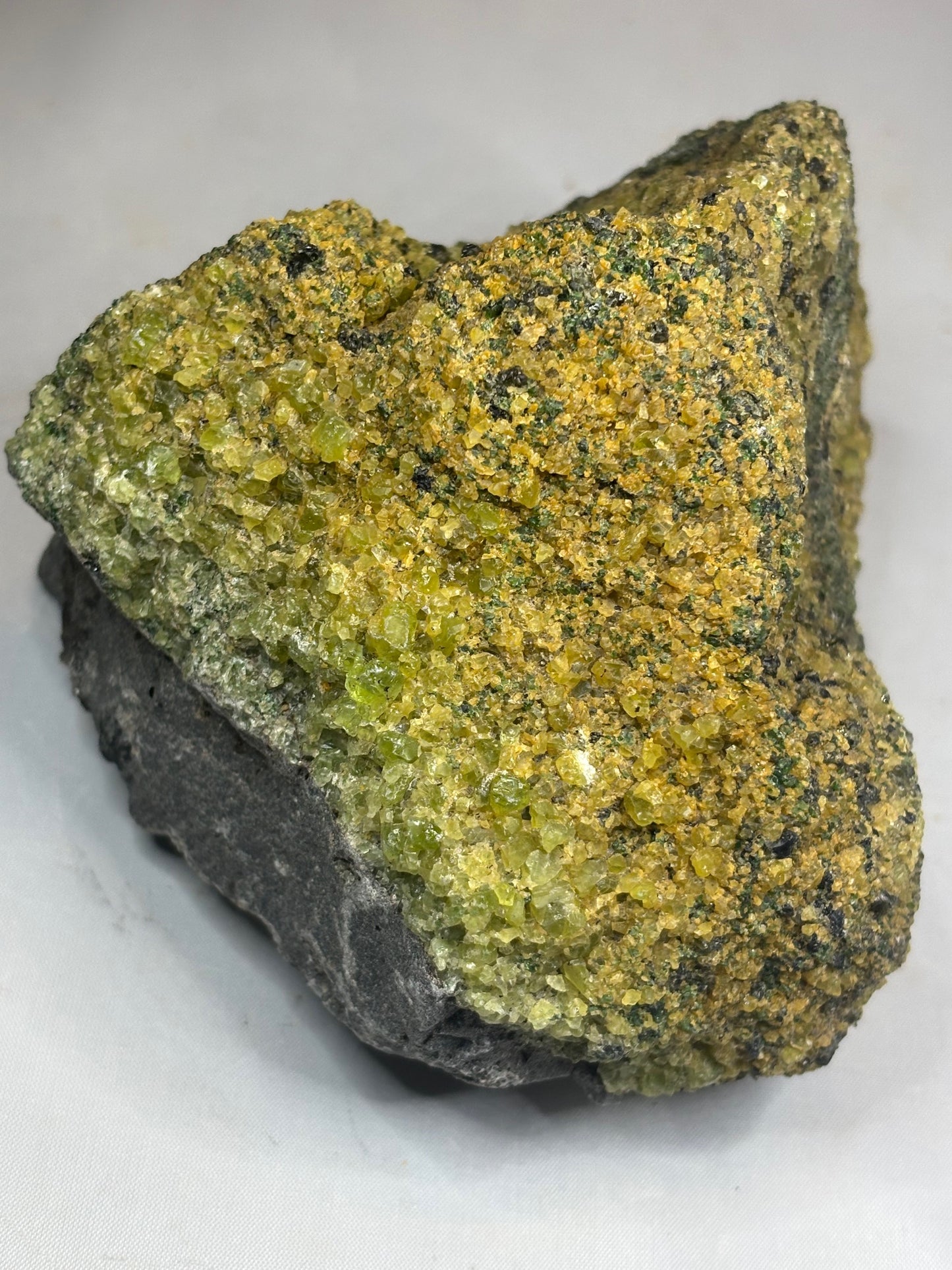 Olivin Kristalle in schwarzer Basalt Matrix, in bester Qualität, USA Peridot