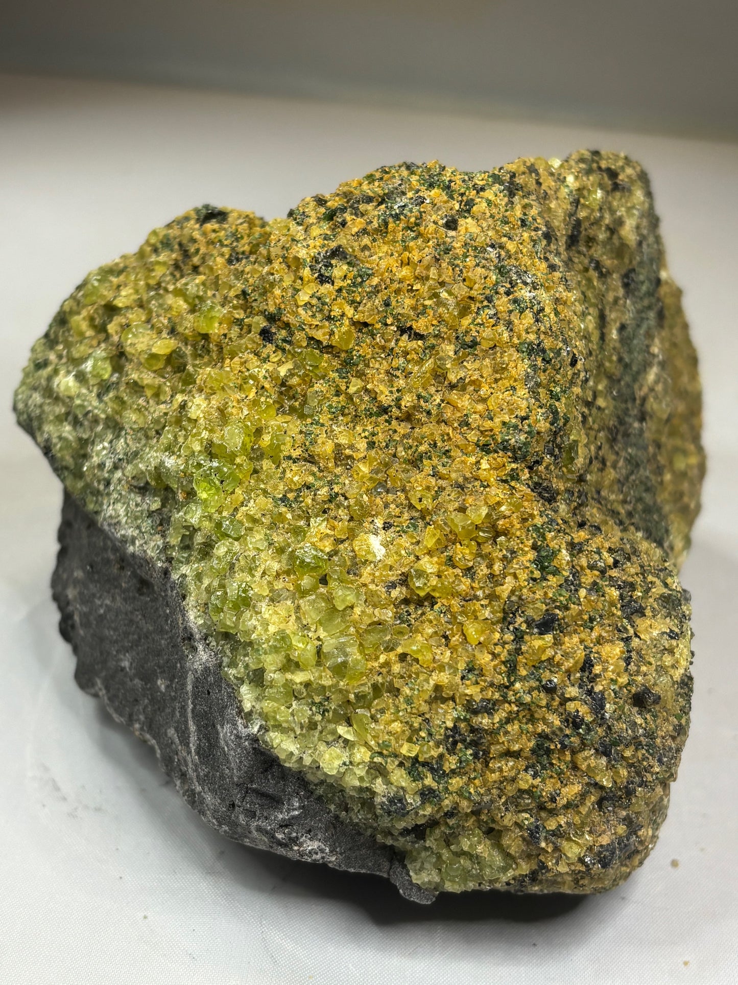 Olivin Kristalle in schwarzer Basalt Matrix, in bester Qualität, USA Peridot