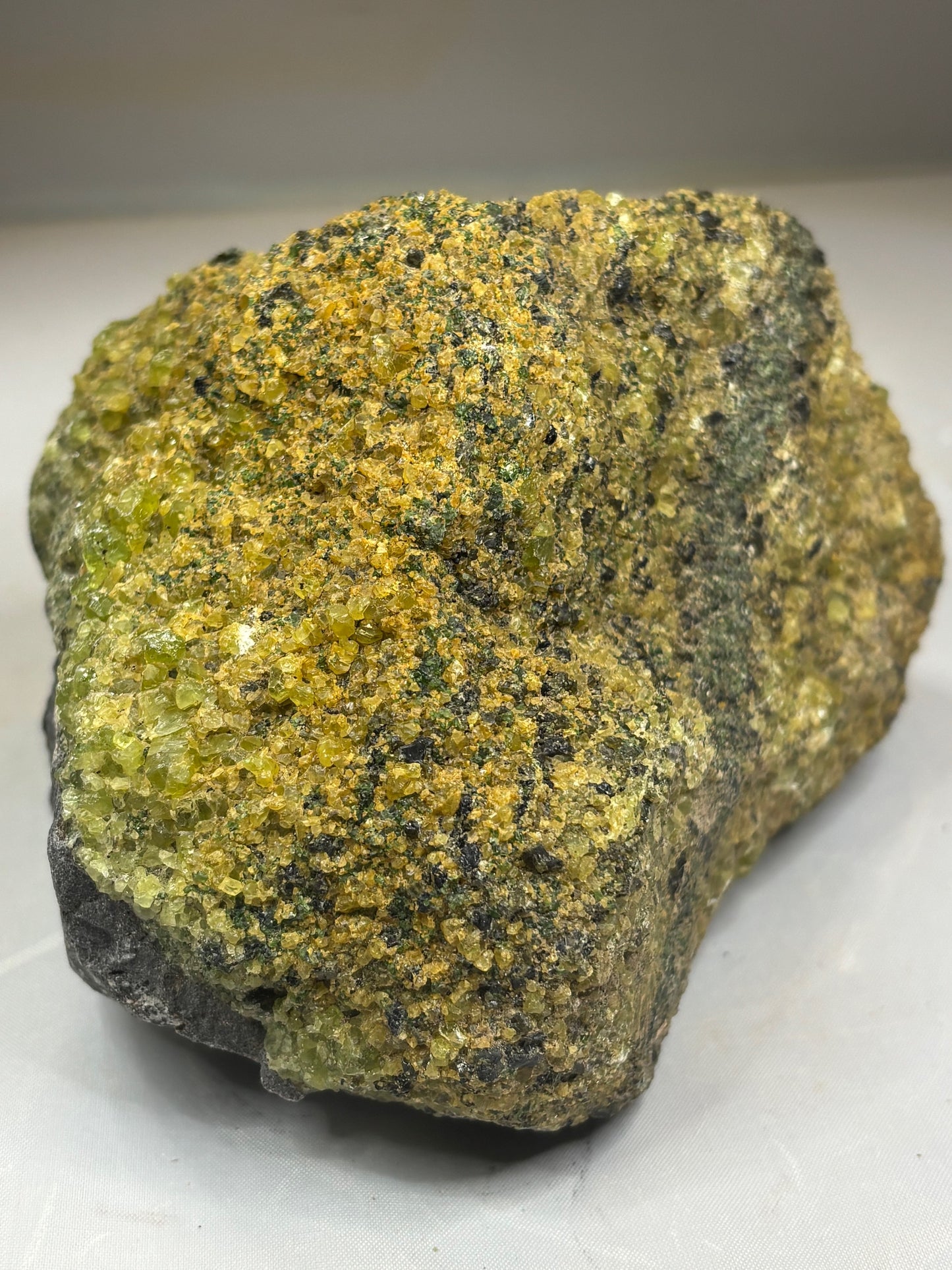 Olivin Kristalle in schwarzer Basalt Matrix, in bester Qualität, USA Peridot