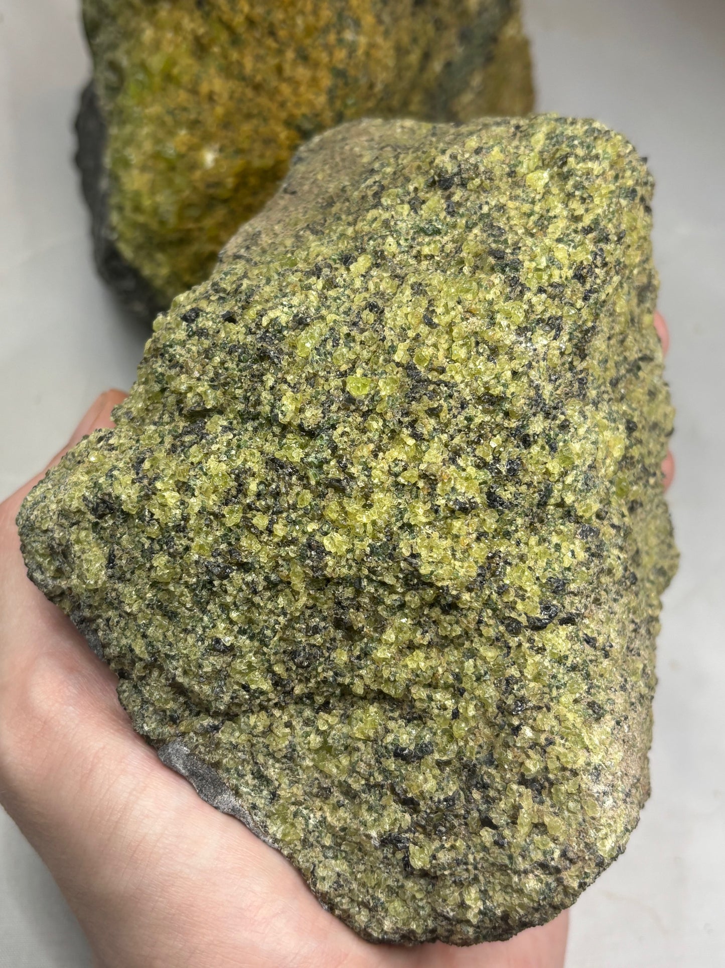 Olivin Kristalle in schwarzer Basalt Matrix, in bester Qualität, USA Peridot