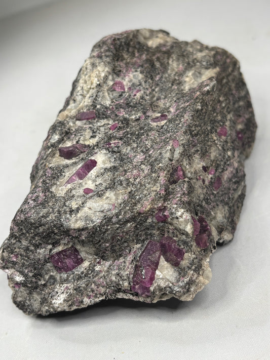 Rubin (UV-Aktiv) Kristalle in Matrix XXL, Indien Mysore Edelsteinqualität naturbelassen, Korund