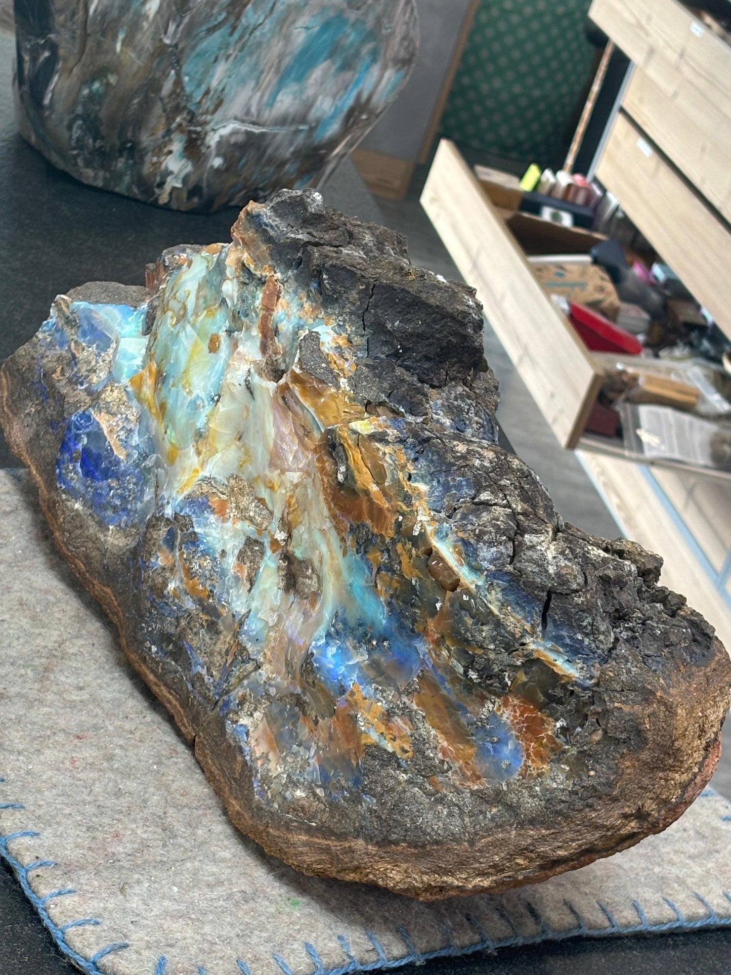 Boulder Opal XXL über 22,5Kg, in bester Qualität Museumsstück der vermutlich größte australische Edelopal im deutschsprachigen Raum