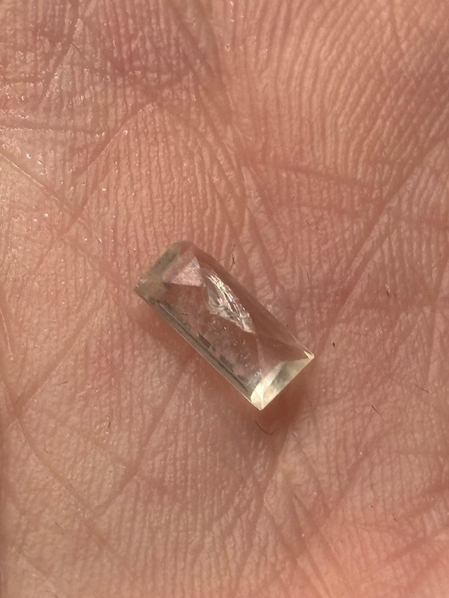 Forsterit facettiert, Kissenschliff oder Rundschliff, Rarität aus Burma (Myanmar) in Edelsteinqualität