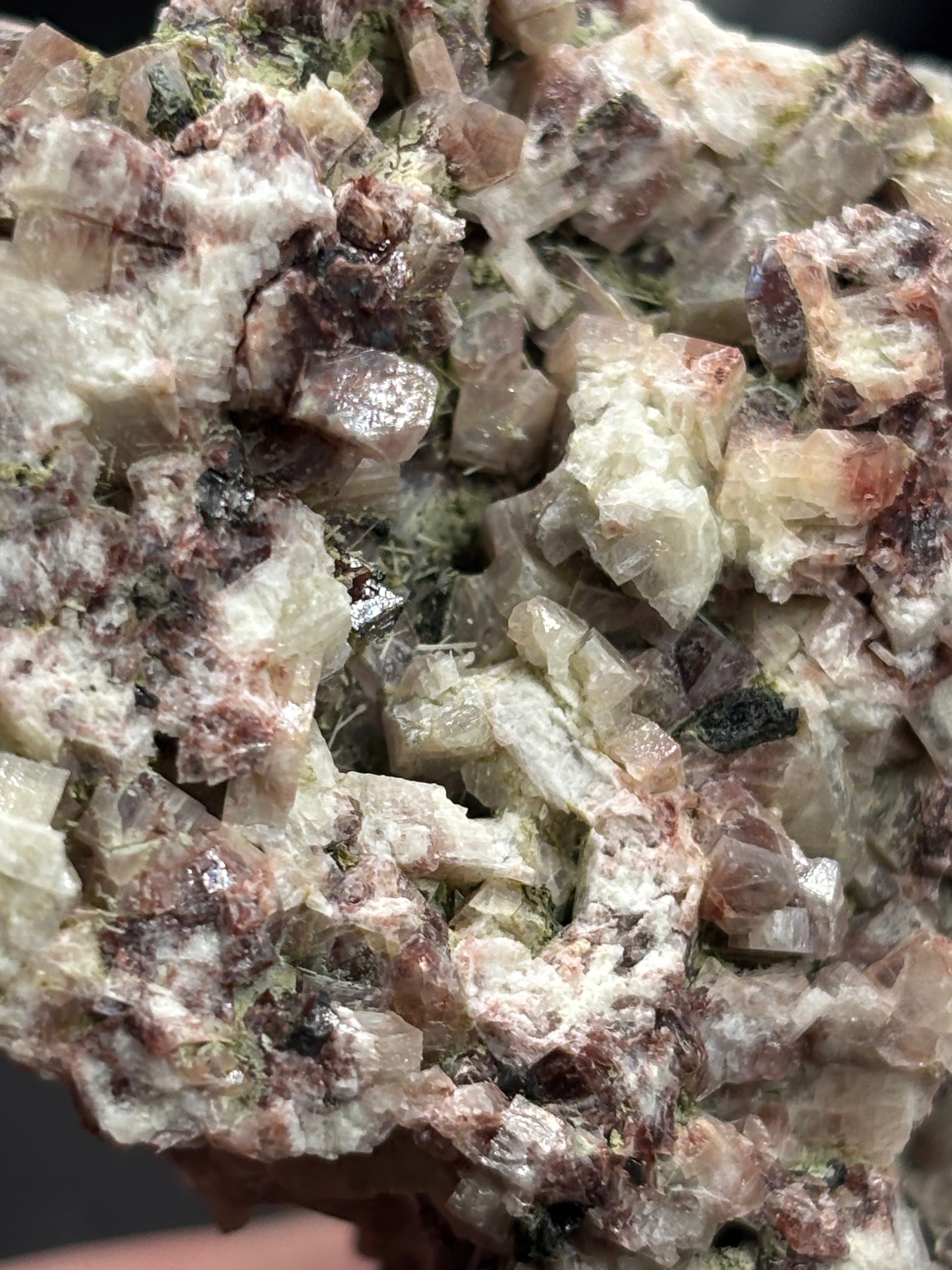 Mondstein Kristalle auf Matrix mit grünem Turmalin, Oligoklas Edelsteinqualität, Museum
