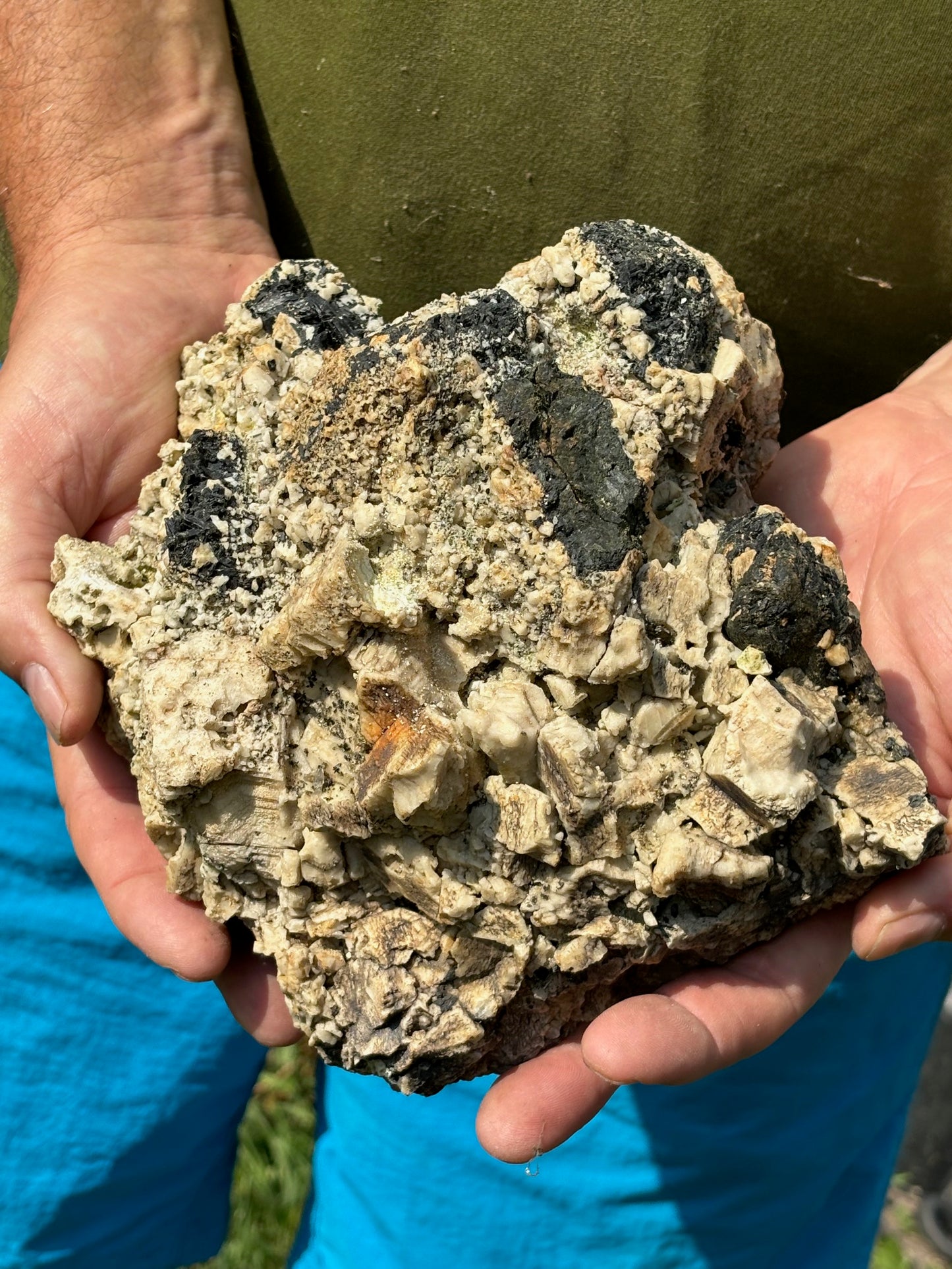 Aegirin Akmit auf Feldspat Kristallen, über 3000 Gramm XXL Museumsstück, Gartendeko