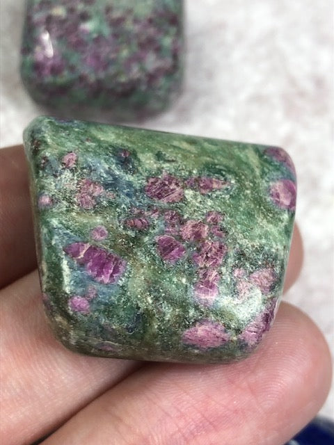 Exklusive Trommelsteine – Premium Lapislazuli, Blauer Andenopal & Rubin in Fuchsit-Kyanit-Matrix