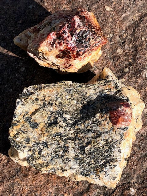 Zirkon Hyazinth Kristalle in Biotit Matrix in bester Qualität (gemmy)