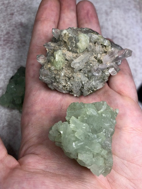 Prehnit Kristalle in bester Qualität aus 2 verschiedenen Fundstellen, Erongo Bergen Namibia, Ilmichl Marokko