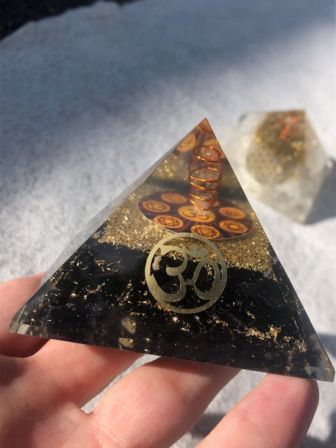 Orgonit Pyramide schwarzer Turmalin oder Selenit in bester Qualität