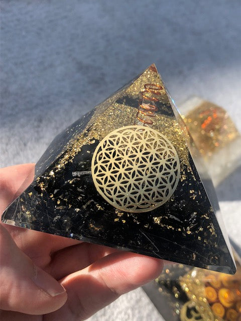 Orgonit Pyramide schwarzer Turmalin oder Selenit in bester Qualität