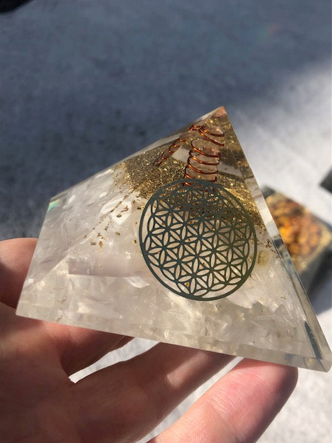 Orgonit Pyramide schwarzer Turmalin oder Selenit in bester Qualität