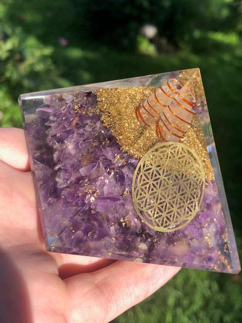 Orgonit Pyramide Amethyst oder Rubin in Kyanit in bester Qualität