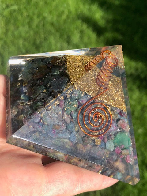 Orgonit Pyramide Amethyst oder Rubin in Kyanit in bester Qualität