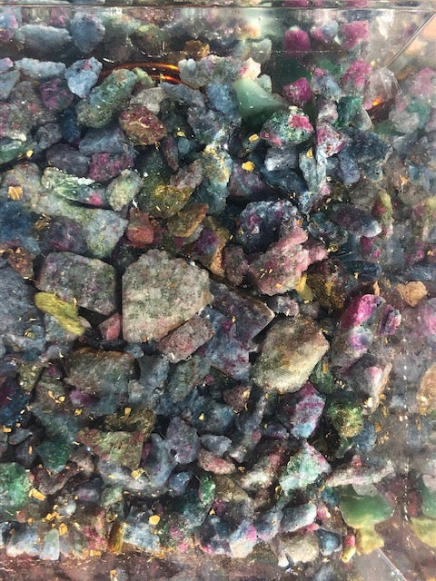 Orgonit Pyramide Amethyst oder Rubin in Kyanit in bester Qualität
