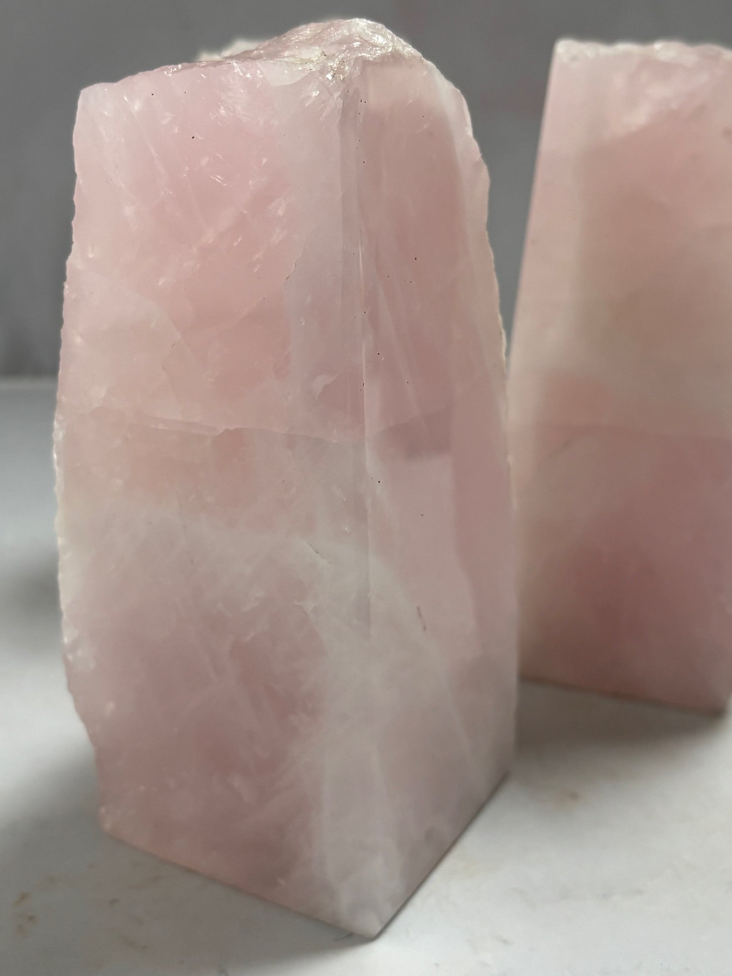 Rosenquarz XXL freistehend – halbe hochglanzpoliert, halbe naturbelassen, top Qualität