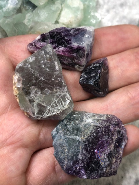 Fluorit Rohsteine – Farbintensive Regenbogen-Exponate (z.T. UV-aktiv) aus Namibia