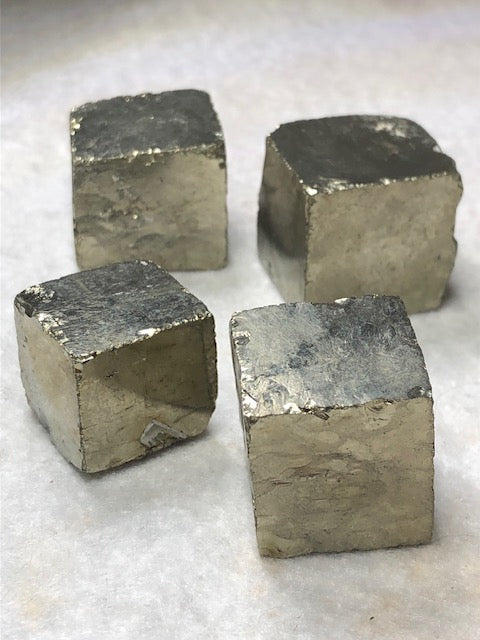 Pyrit Würfel Kristall 1. Wahl – Perfekte Naturgeometrie aus Navajún (Spanien)