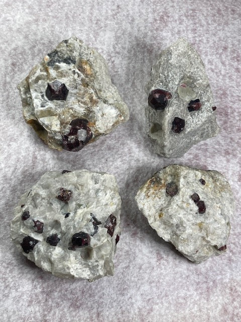 Granat (Rhodolit) Kristalle in weißer Feldspat Matrix beste Qualität