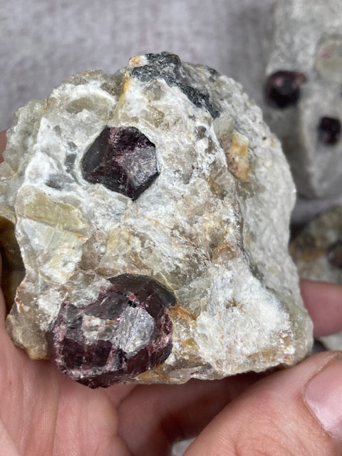 Granat (Rhodolit) Kristalle in weißer Feldspat Matrix beste Qualität