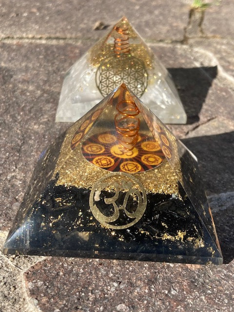 Orgonit Pyramide schwarzer Turmalin oder Selenit in bester Qualität