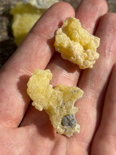 Brucit Kristall naturbelassen – Intensiv gelber Rohstein aus Pakistan