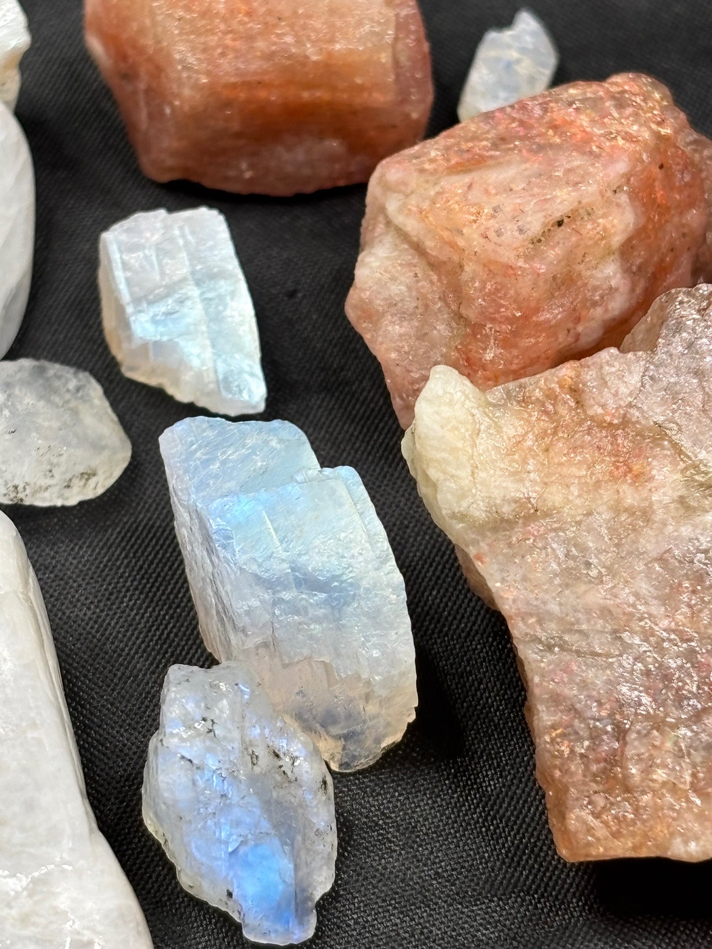 Mondstein & Sonnenstein Rohsteine in Facettierqualität