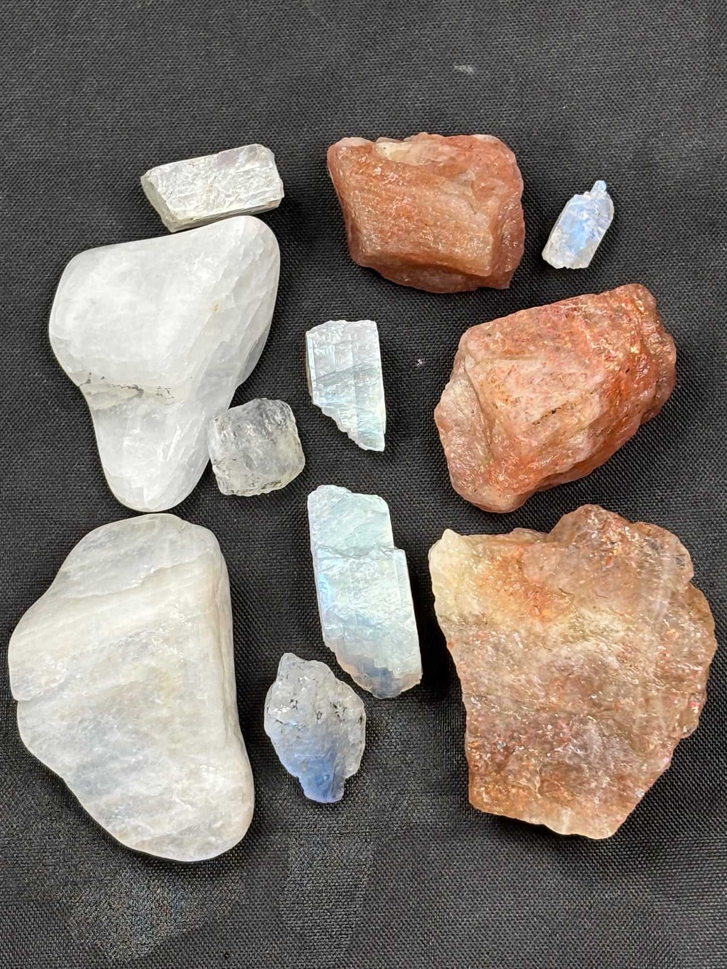 Mondstein & Sonnenstein Rohsteine in Facettierqualität