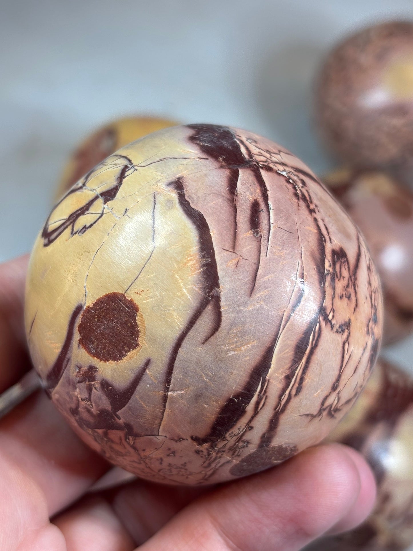 Mookait-ähnliche Jaspis Kugel ca. 50mm aus Marokko – Saharan Desert Jasper