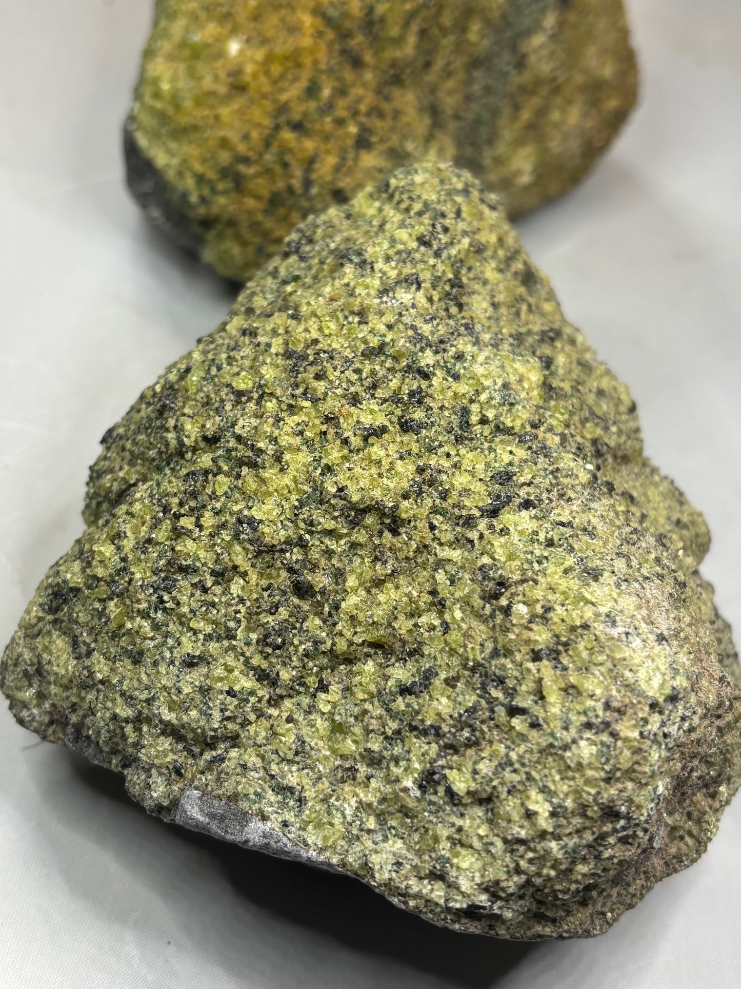 Olivin Kristalle in schwarzer Basalt Matrix, in bester Qualität, USA Peridot