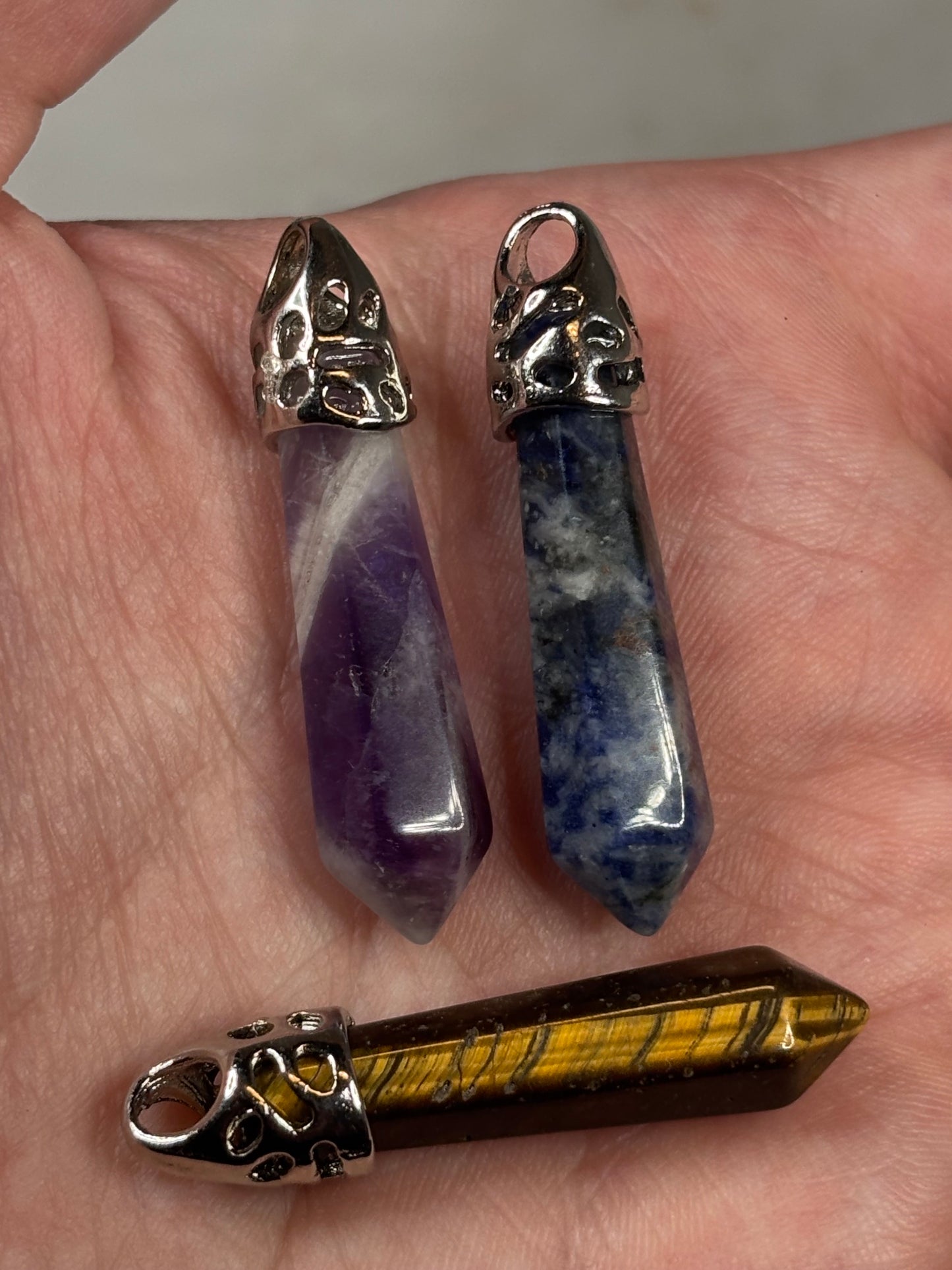 Edelstein Pendelanhänger Amethyst, Tigerauge, Lapislazuli – Glatte Kristall-Stifte mit kunstvoller Ornament-Fassung