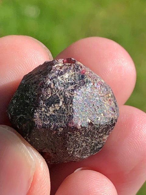Almandin Granat Kristall – Dunkelrote Rohsteine aus Kärnten & Indien