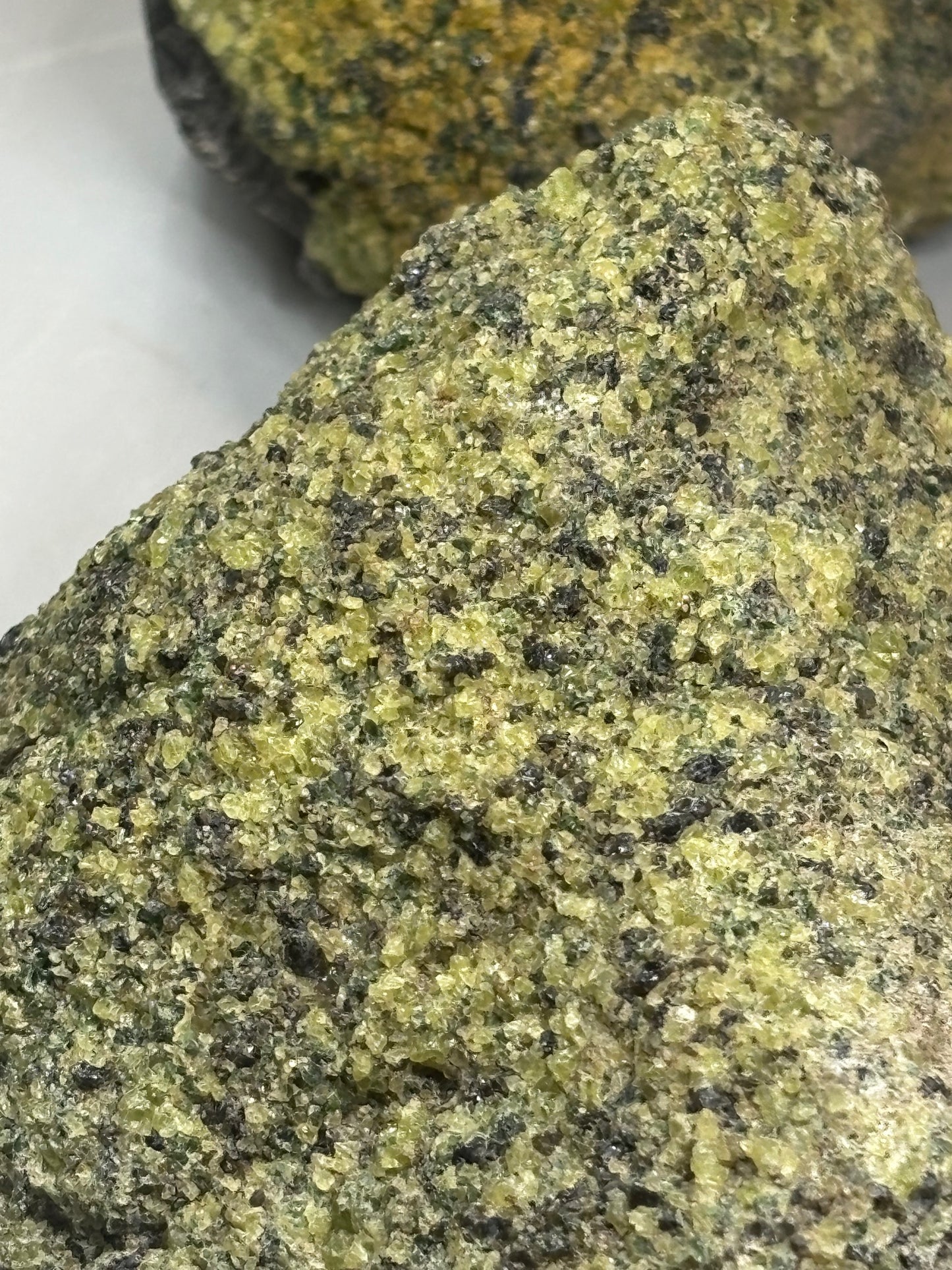 Olivin Kristalle in schwarzer Basalt Matrix, in bester Qualität, USA Peridot