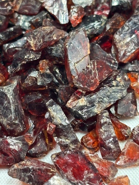 Rhodolit Granat Rohsteine in Edelsteinqualität